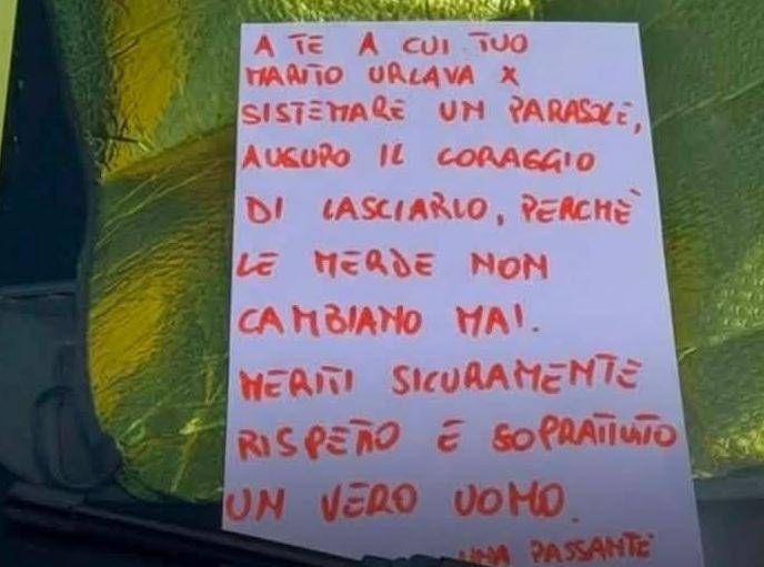 "Tuo marito urla, lascialo": il messaggio sul parabrezza diventa un caso web