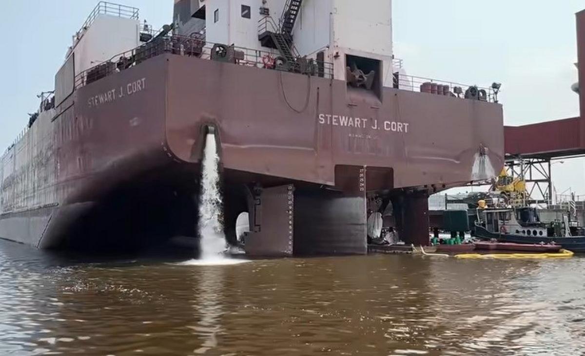 Fascinating Video Shows How 1,000 Footer Repairs Rudder In Duluth Harbor