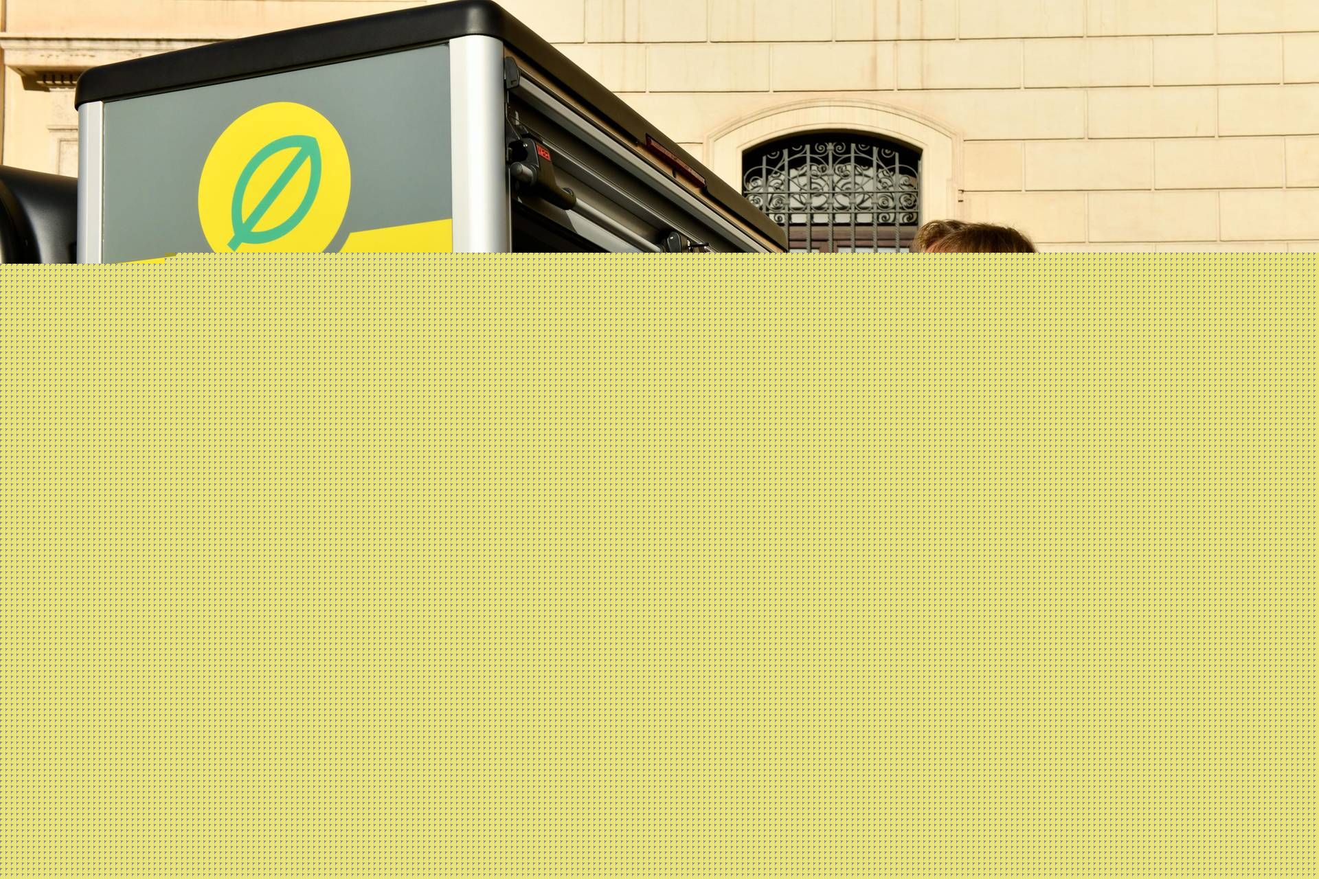 Poste Italiane, cresce la logistica: 179 milioni di pacchi consegnati nel primo semestre 2026