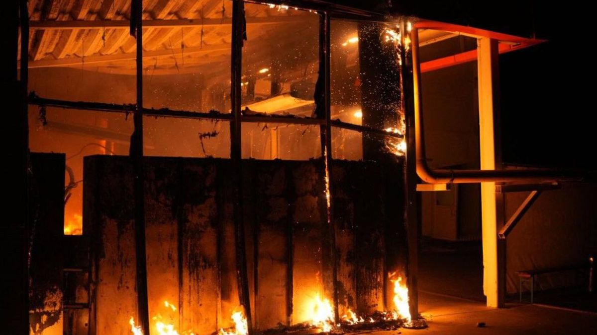Горіло 10 тисяч квадратних метрів: у Запоріжжі загасили пожежу в "Епіцентрі"