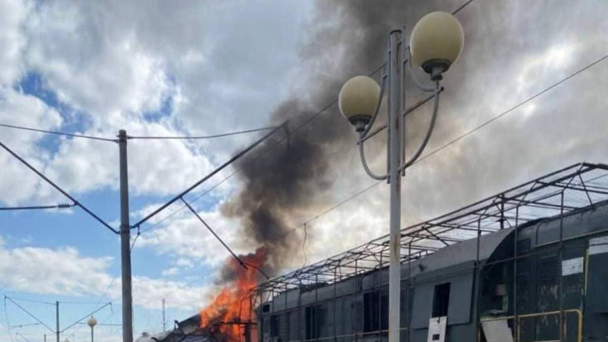 Zelensky: «Attacco russo su una stazione: colpito treno passeggeri, decine di feriti»