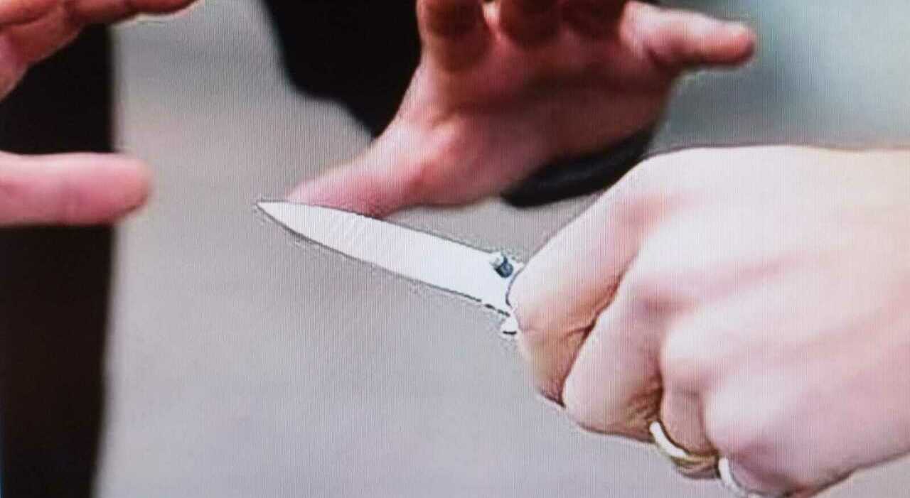 Prende a morsi la mamma, tenta di strangolare il padre e si presenta dal suocero con un coltello: 25enne arrestato a Bacoli