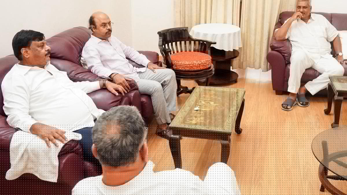 Yathindra calls on senior MLAs of Mysuru, seeks their guidance