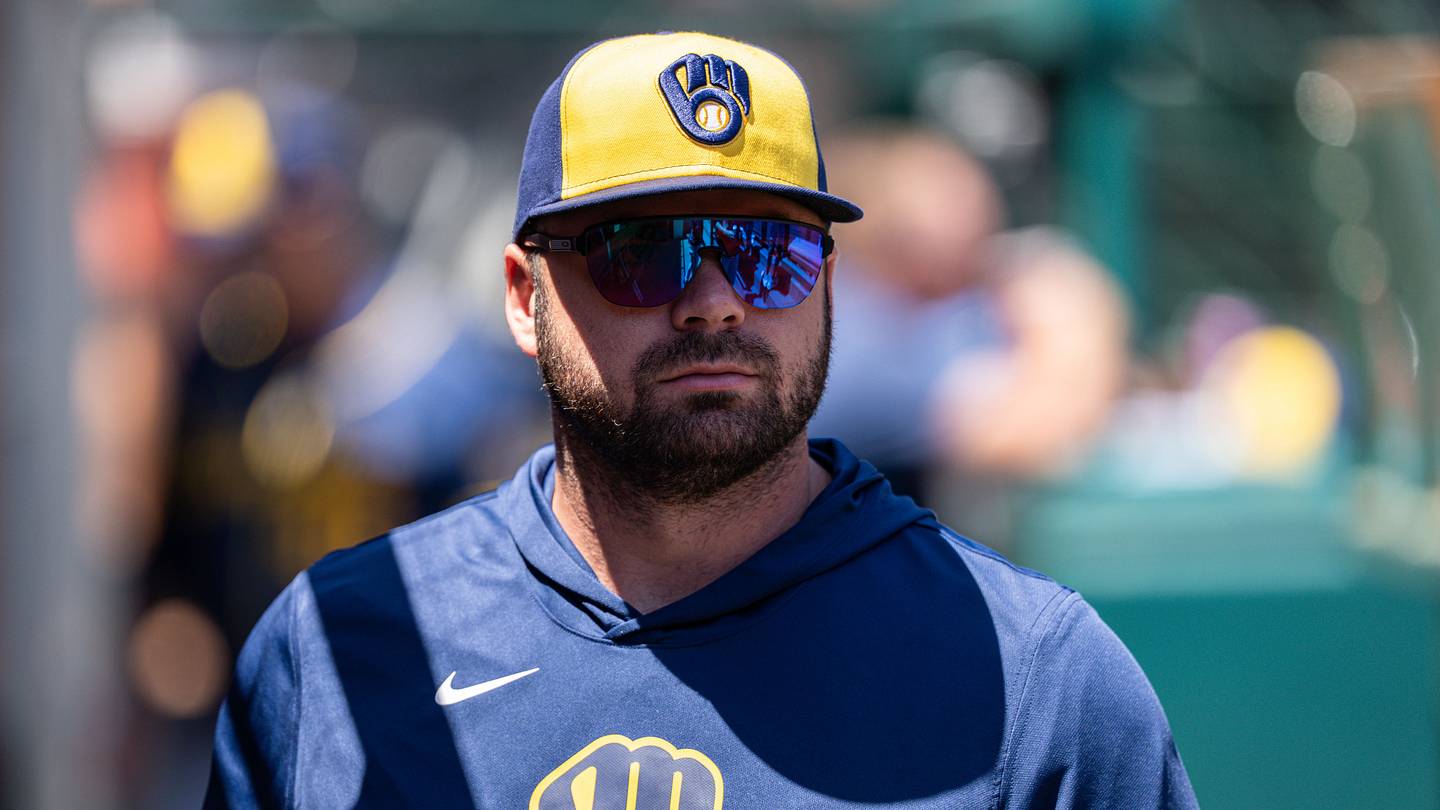 Brewers' reliever elects free agency after second successful stint in Milwaukee