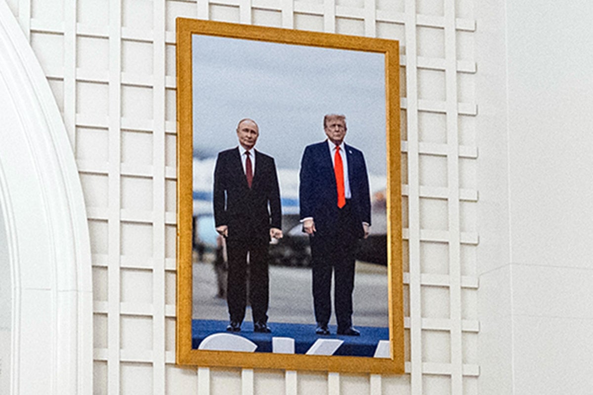 Trump hangs picture of himself and Putin in latest White House redecoration