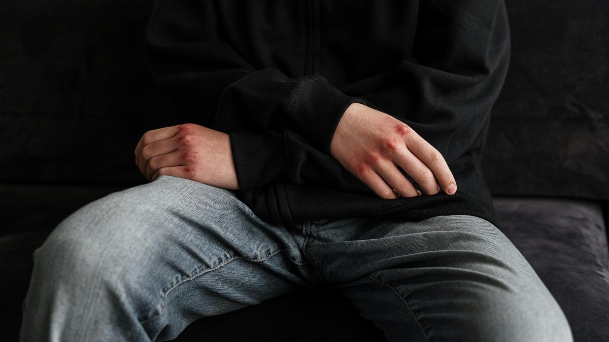 Accusée de frapper ses enfants, une mère explique avoir fait ça pour les protéger de son conjoint violent : "Ils n’y sont pour rien"