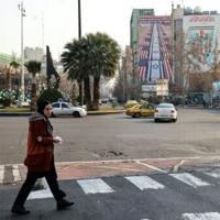 Iran threatens to hit US bases and carriers in event of attack