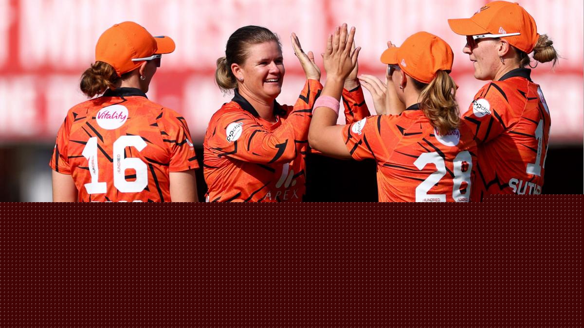 Sunrisers hammer Super Giants to reach knockouts