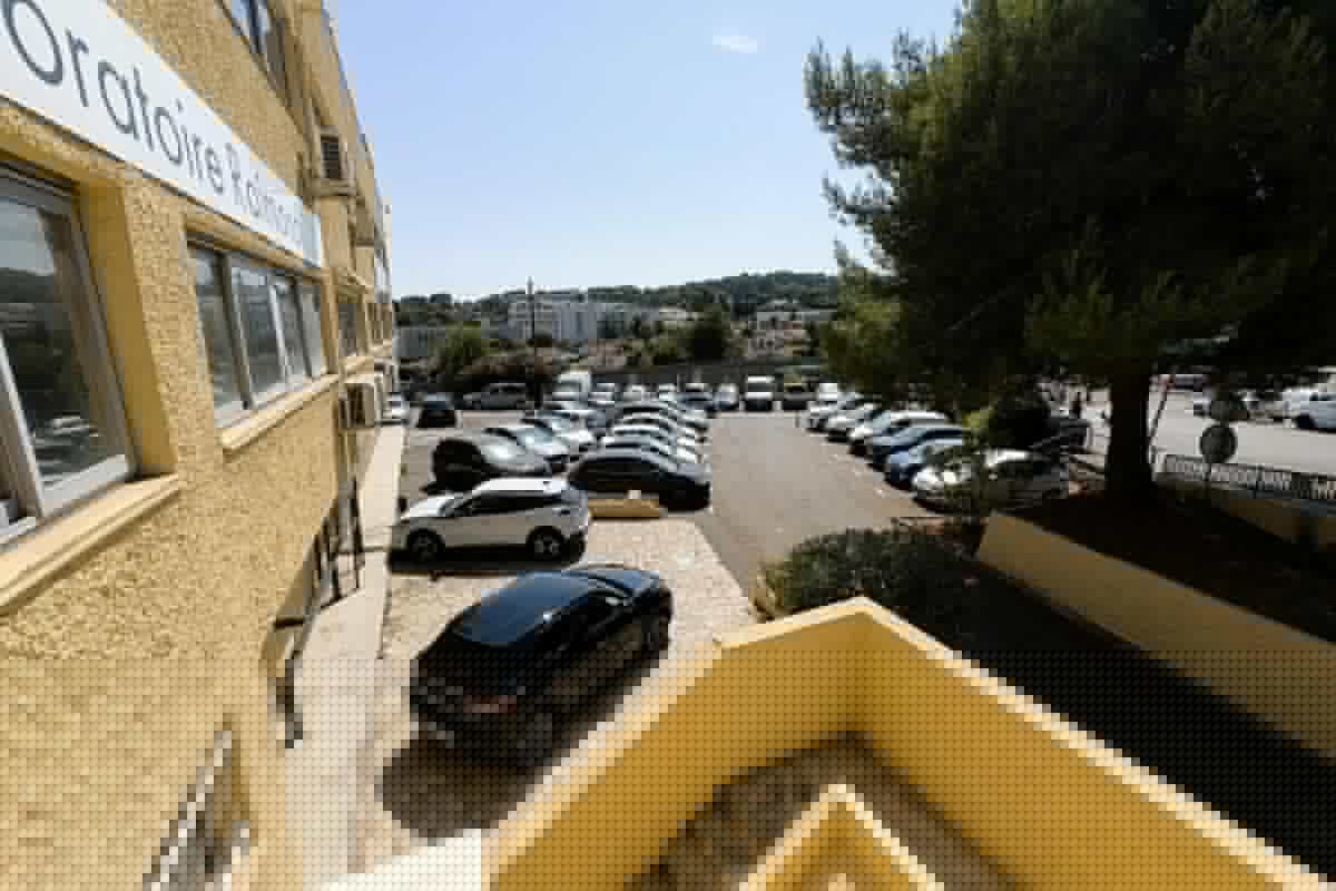 « Rétablir l’ordre et la sécurité » : le RN lance une pétition pour faire cesser les nuisances de dizaines de Roms installés dans cette zone commerciale à Antibes