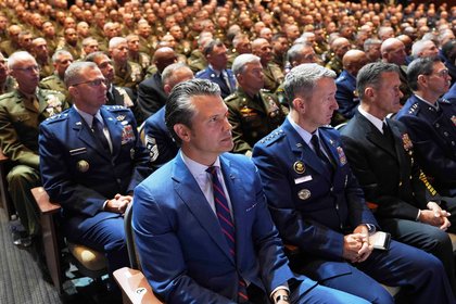 Trump arenga a los altos mandos militares para combatir “una invasión interior” en Estados Unidos