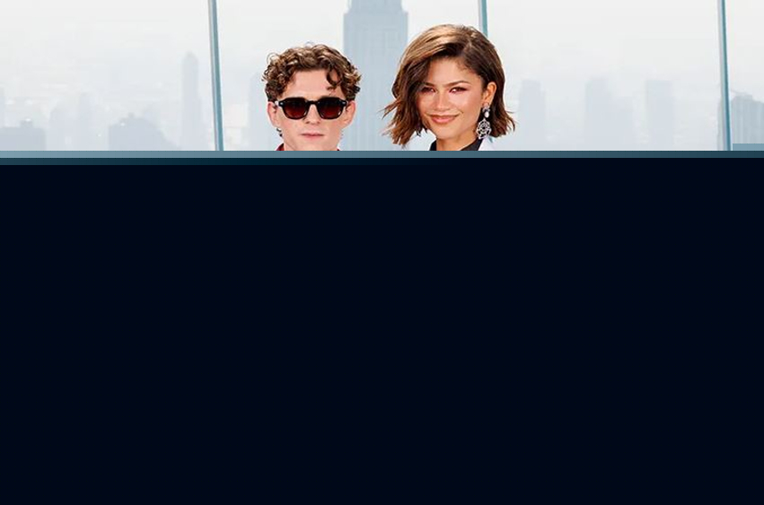 Zendaya dhe Tom Holland rikthejnë kujtimet e “Spider-Man”/ Çifti rikrijon fotot ikonike pas 10 vitesh...
