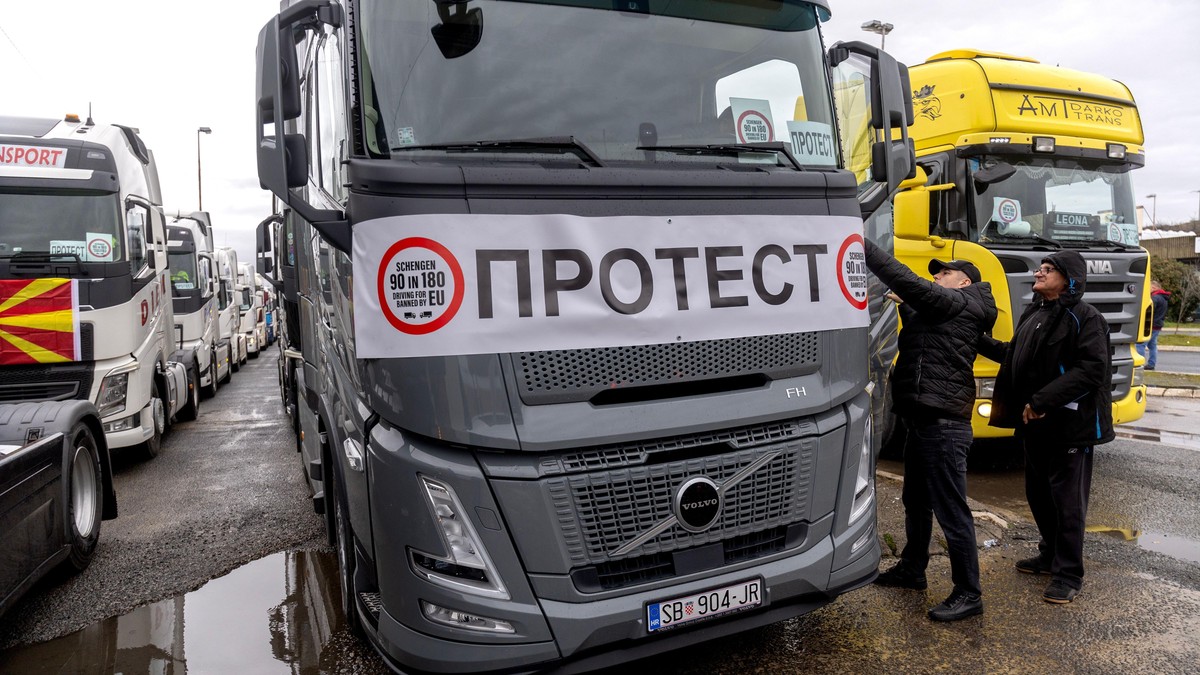 Kamiondžije blokiraju granice na Balkanu: Crnogorski prevoznici odustali, ostali čekaju rešenje