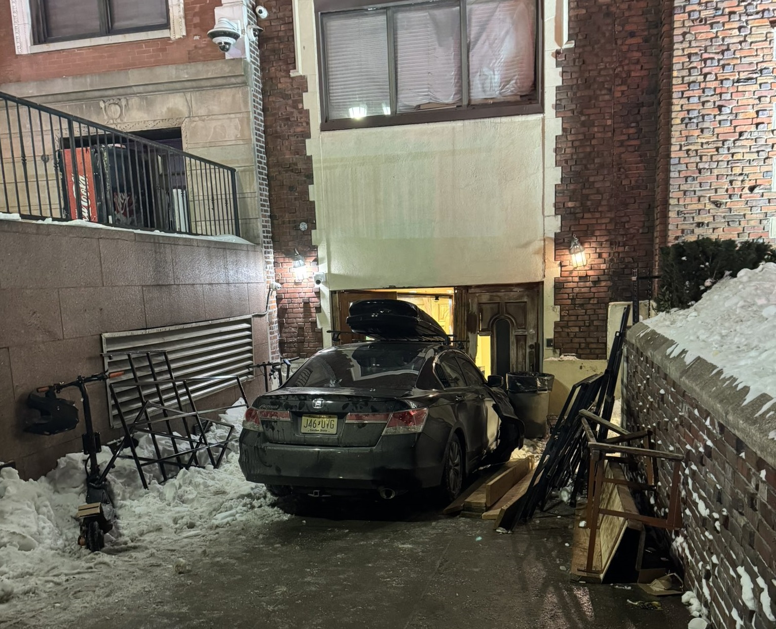 Ataque antisemita en Nueva York: Un hombre chocó su auto contra la sede mundial de Jabad