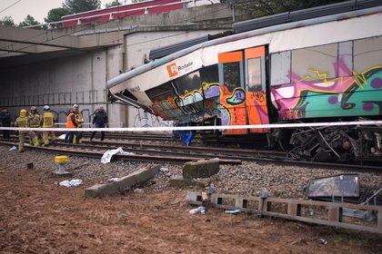 Relatives and survivors of Spain’s train derailment gather for mass