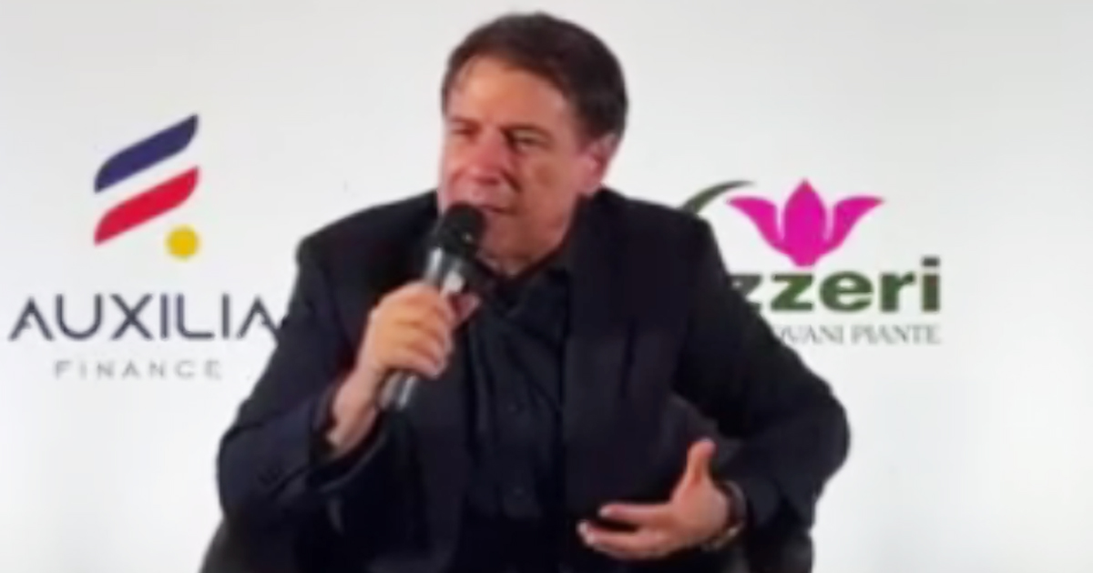 Conte loda Sánchez: “Un hombre vertical, serio e dalla schiena dritta”. E attacca la scelta di Meloni di isolare la Spagna: “Sei folle”
