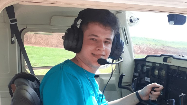Quem era o piloto de 25 anos que morreu após avião cair em SP
