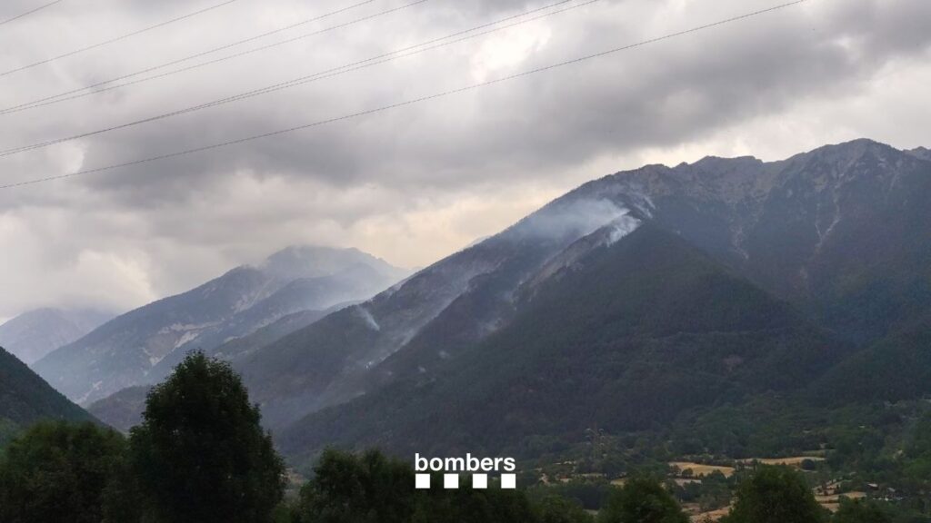 Els bombers tornen a restringir l’accés a la zona de l’incendi de Senet