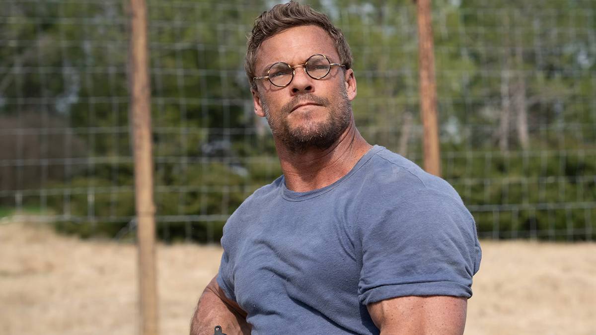 ’Reacher’s Alan Ritchson Is a WWII Action Hero in Guy Ritchie’s Underrated Adventure Movie Dominating Streaming Charts