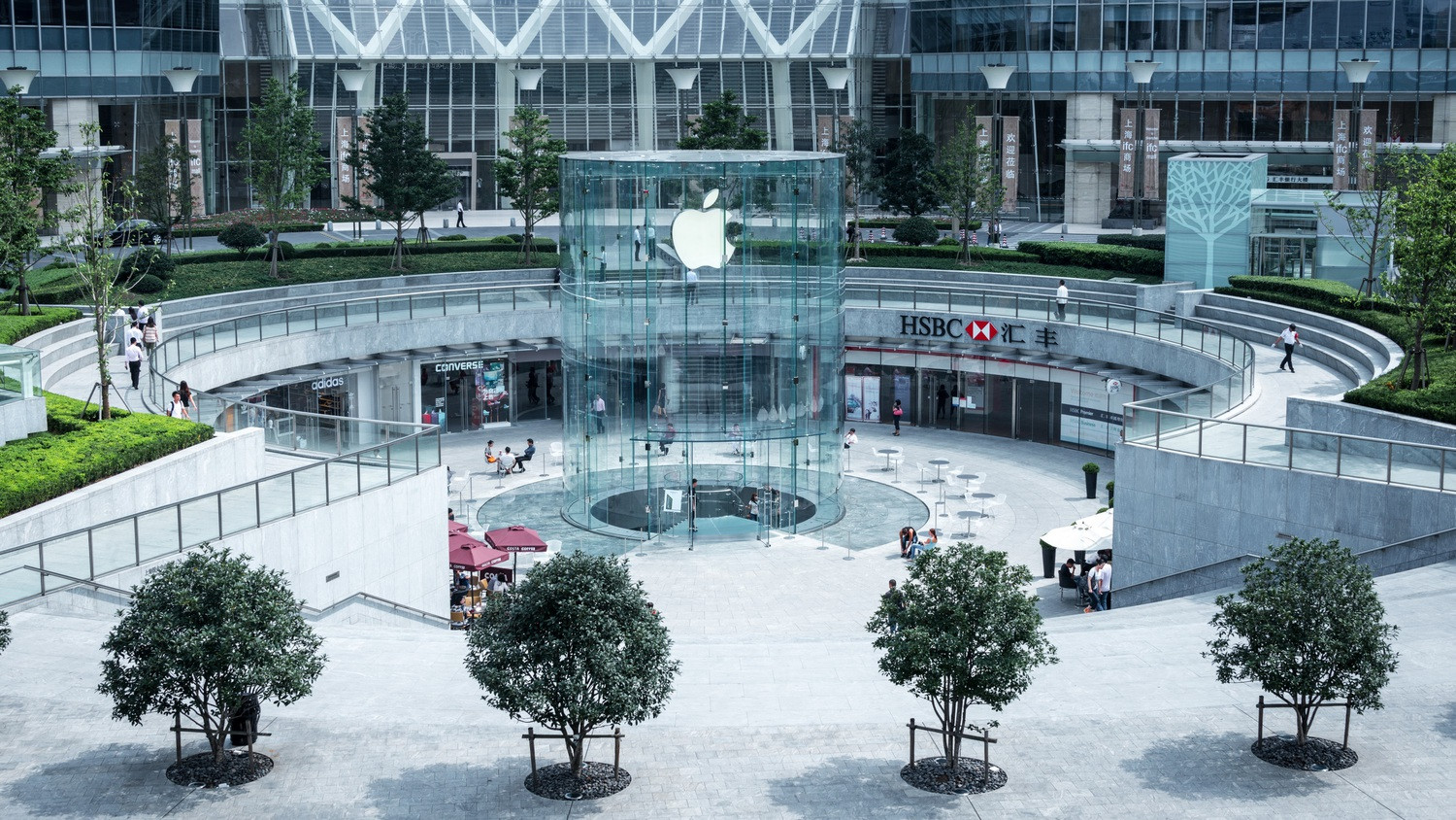 Megindult a harc a jövő szupereszközeiért: bíróság elé rángatná volt dolgozóit az Apple