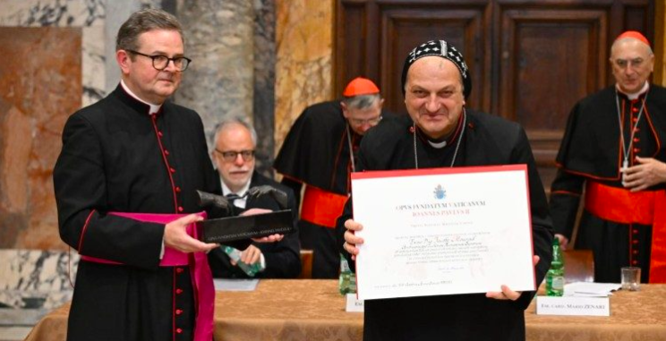 Syria church leader who survived kidnapping and imprisonment by ISIS receives prestigious award