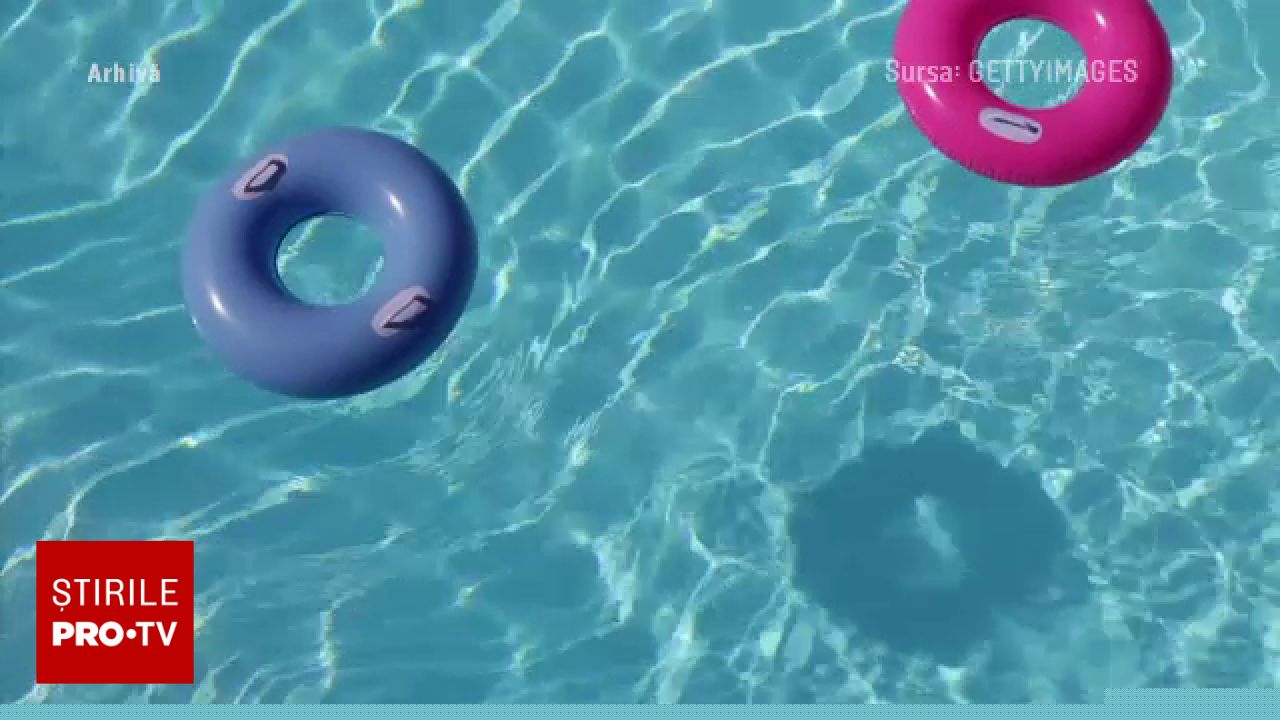 O fetiță de un an și jumătate a murit înecată într-o piscină gonflabilă din curtea familiei, în Suceava