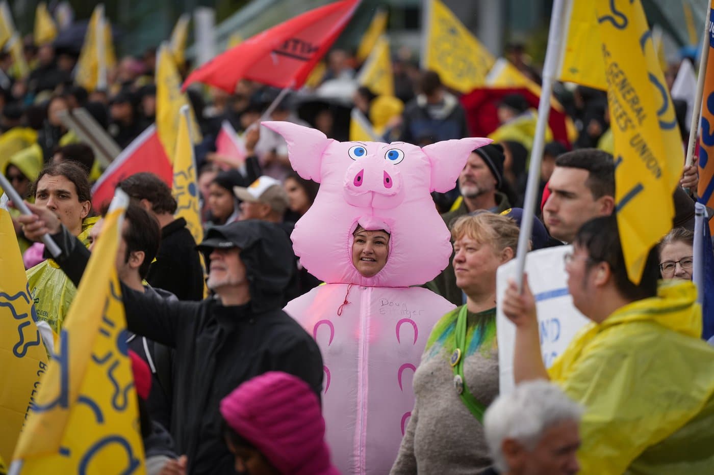 B.C. public service workers’ union expands pickets at another two dozen sites