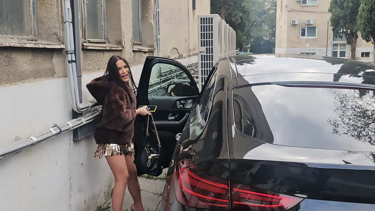 PEVAČICA OTKRILA KAKO JE ZARADILA 500.000 EVRA Sad pozira u skroz providnoj haljini i svi joj gledaju u donji veš: "Mučila sam se i zaslužila sam, sve sam SAMA STEKLA"
