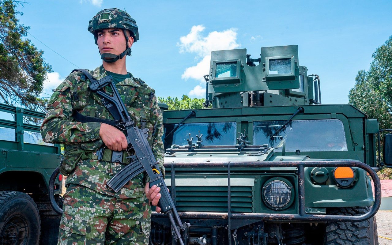 Desmantelan red de militares colombianos que vendía armas a criminales