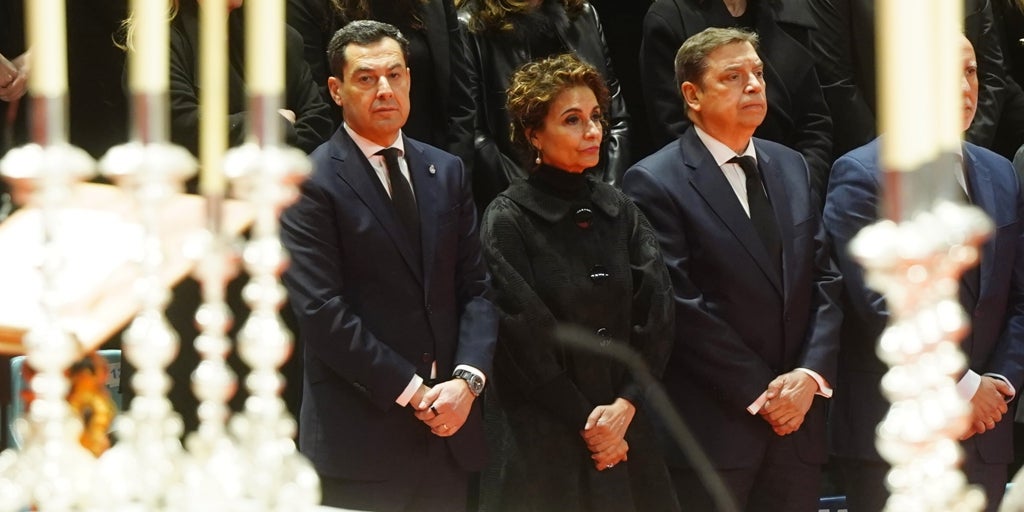 María Jesús Montero se queja en el funeral de que Moreno acompañase a los Reyes