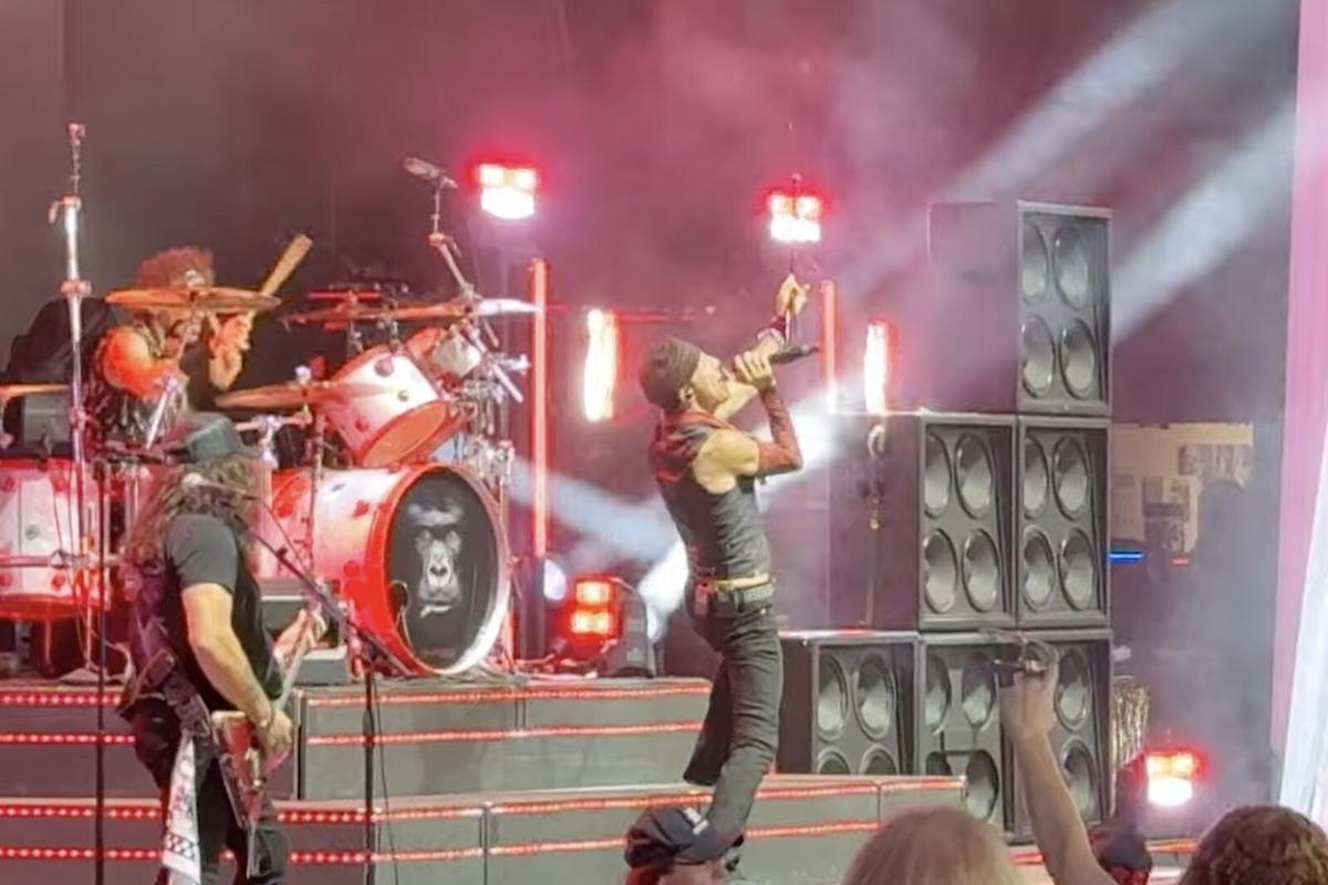 Extreme Honors Ozzy With Medley