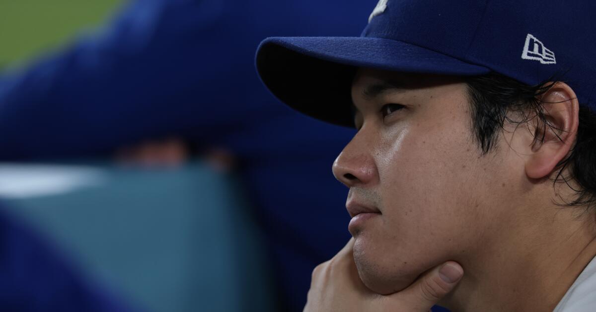 Shohei Ohtani sits out Dodgers' win over Mariners amid new concerns about his knee