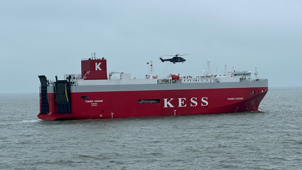 Borkum: Riss in Kraftstoffleitung löste Brand auf Frachter aus