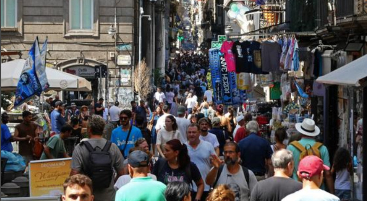 Ferragosto, Napoli fa il pieno di turisti anche con l&rsquo;afa: &laquo;Vince il last minute&raquo;