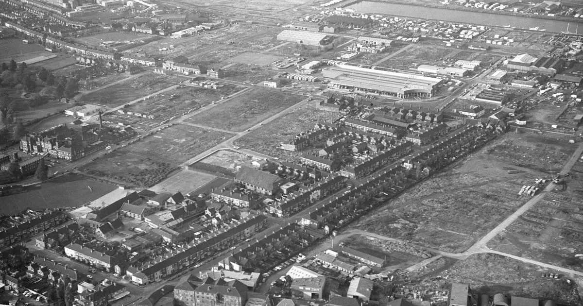Take an aerial trip over Grimsby and northern Lincs - back in the '60s and '70s