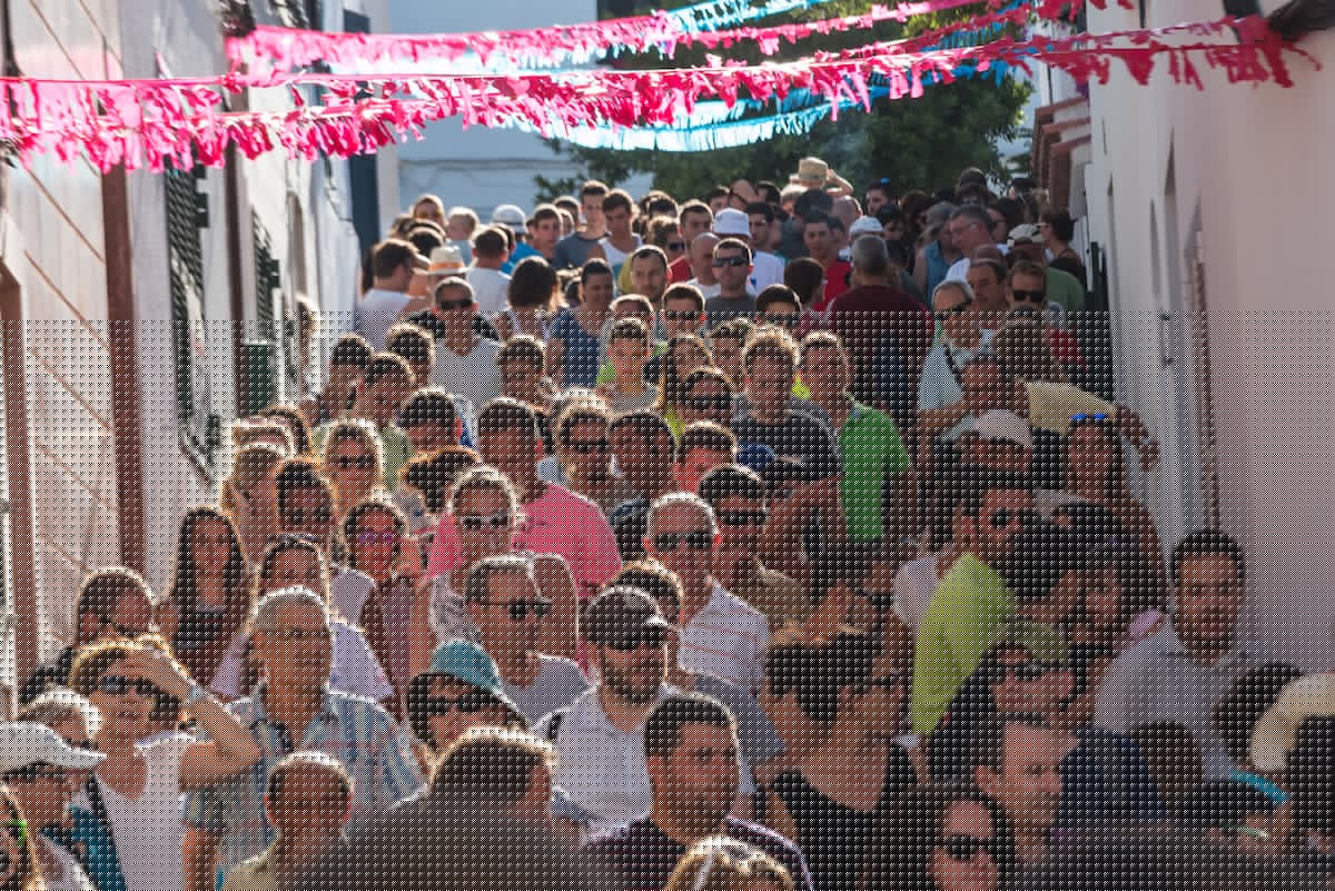 Comment on The biggest challenge to the future of crowdsourcing in business by Collective Intelligence: Out of Control or Not? – COMM 502 Course Blog