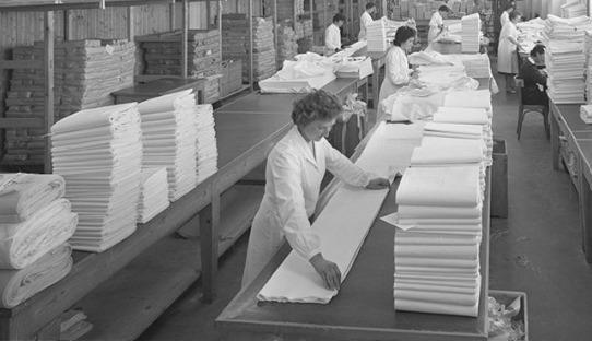 Bassetti chiude, fine di un’epoca: catene ai cancelli della fabbrica di Rescaldina