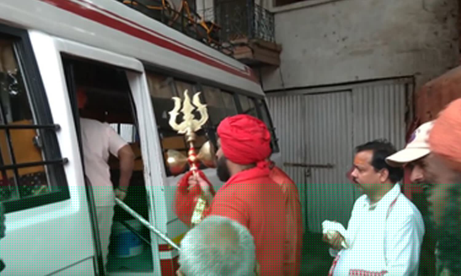 ‘Chhari Mubarak’ leaves Dashnami Akkara temple in Srinagar for Amarnath Cave shrine