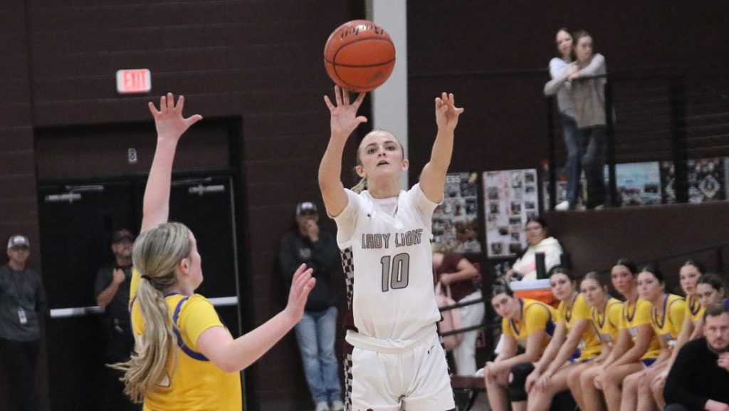 No. 8 Lady Lions complete district sweep of Mineral Wells, 51-17