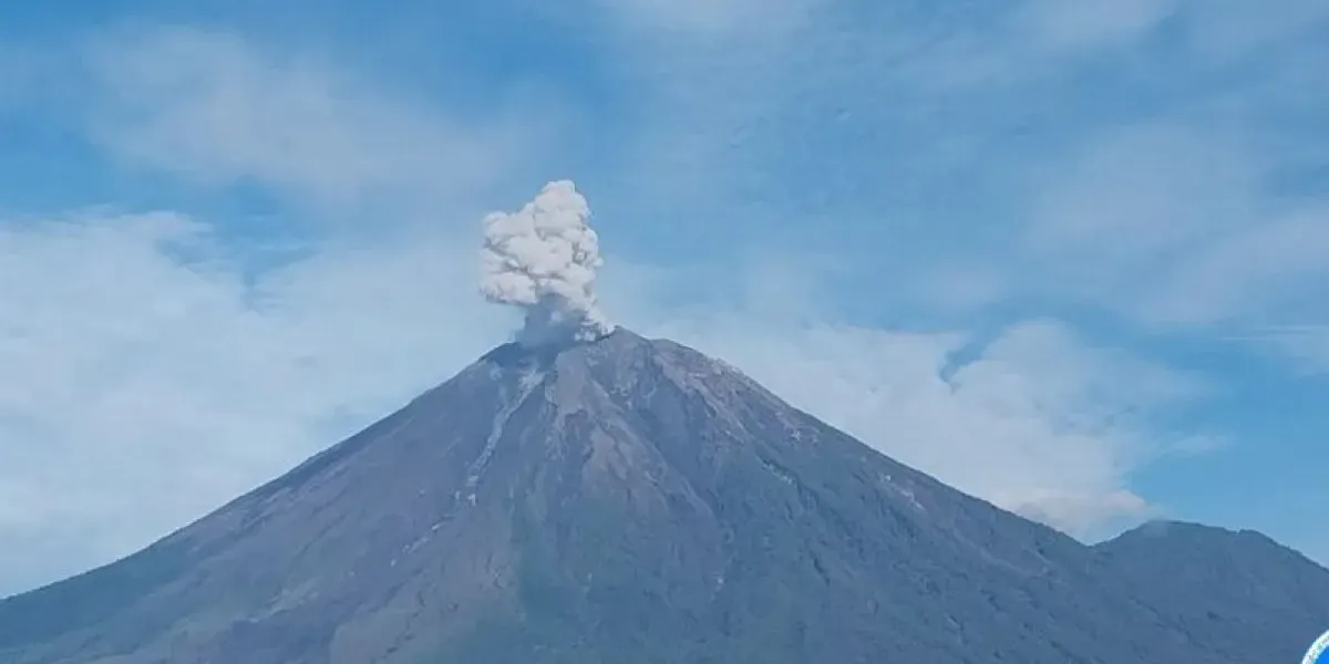 Shpërthen vullkani Semeru në Indonezi, hiri arrin deri në 700 metra lartësi