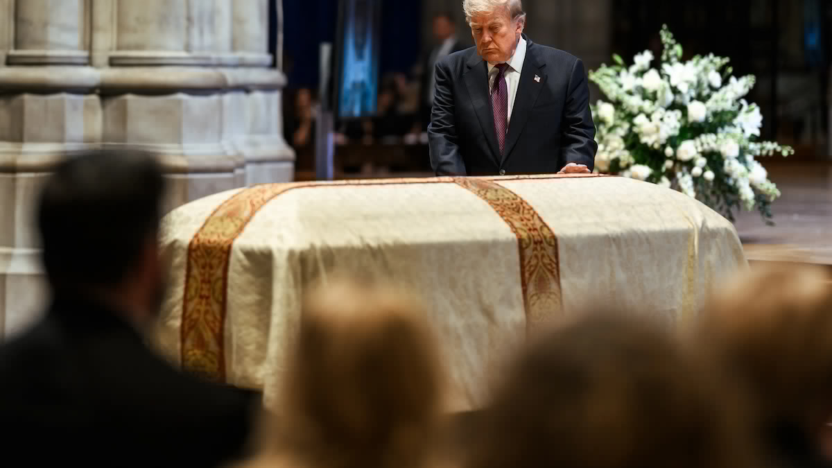 Trump Speaks About Previously Blowing Up Lindsey Graham’s Phone, Reveals His Phone Number in Front of Hundreds of People