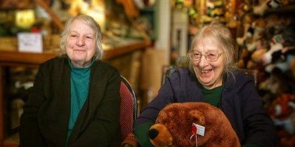 Twin sisters keep Christmas spirit alive year-round at Waitsfield shop