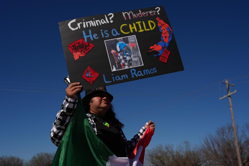 Democrats visit 5-year-old detained in Minneapolis, in case that has stirred anger over ICE actions