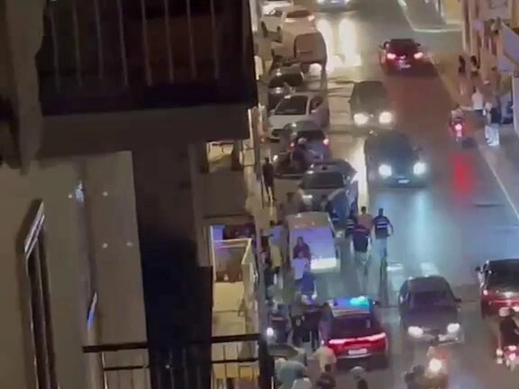 Folle inseguimento per le vie di Manfredonia: Golf nera bloccata in centro con 3 ragazzi, tensione (FOTO VIDEO)