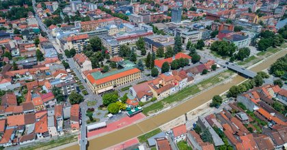Bizaran apel u Valjevu: Natpis na banderi postao viralan, a od onoga što piše može i da pozli!
