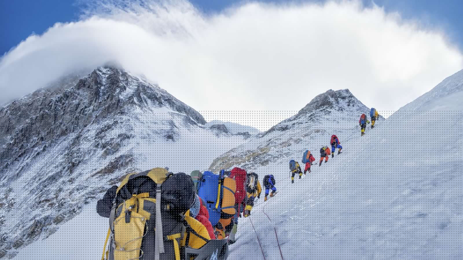 Tæp­lega þúsund manns inn­lyksa á Everest