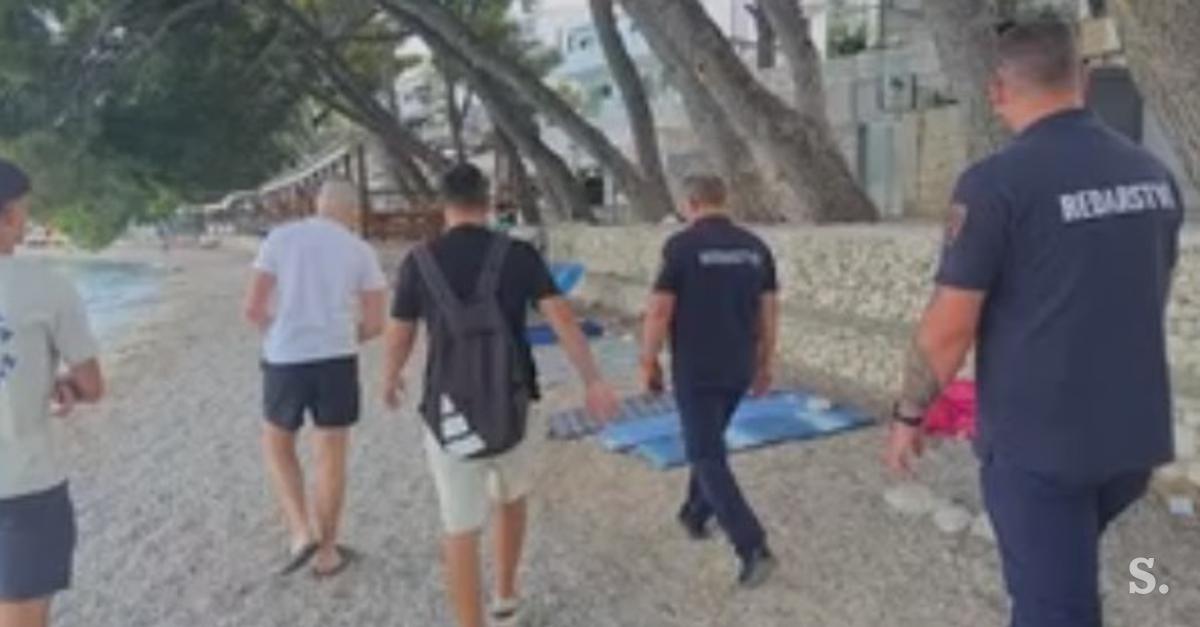 V Makarski v jutranjih urah s plaž odstranjujejo predmete, mogoče so tudi visoke globe