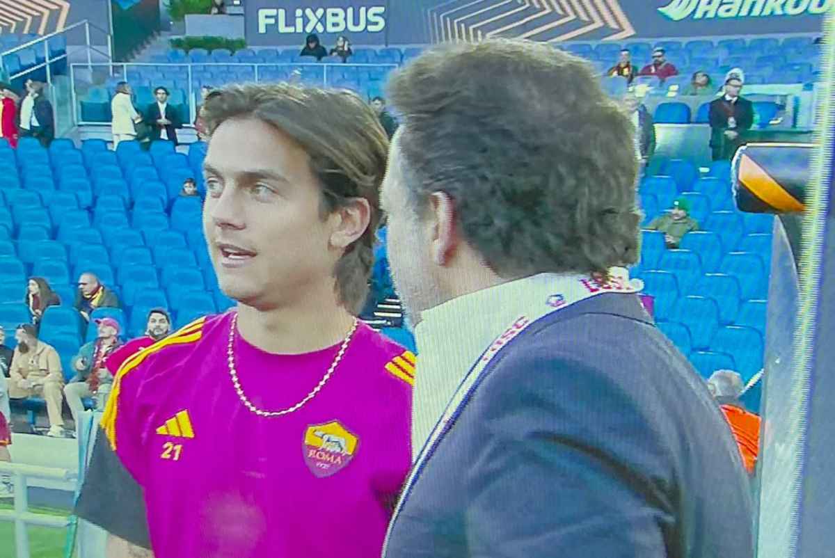 Roma-Lille, all’Olimpico c’è anche Barnaba: colloquio e sorrisi con Dybala prima della partita