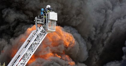 Un gros incendie s’est déclaré dans une zone de stockage de déchets dans le port autonome de Vaulx