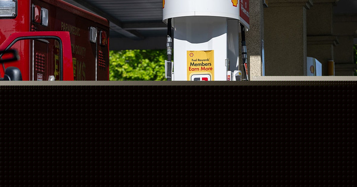 US average gas price rises above $4 a gallon again