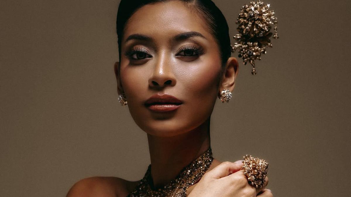 Bronze Glam Agnes Rahajeng di Miss Supranational 2026 Jadi Sorotan, Makeup Eksotisnya Memancarkan Pesona Perempuan Indonesia